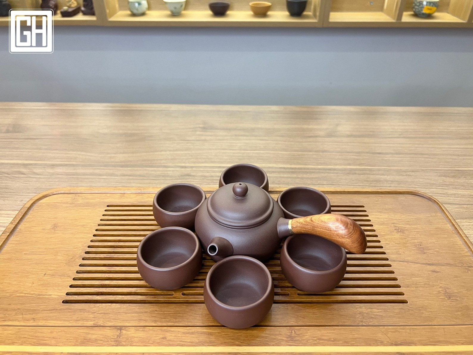 am-tinh-moc-tra-chen-gom-moc-nau