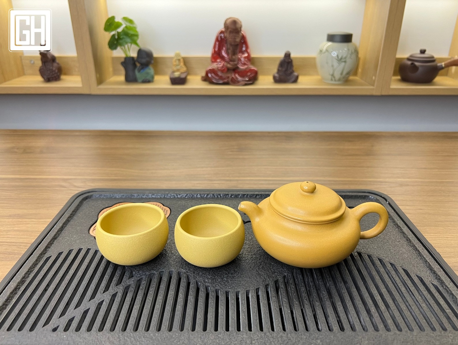 phong-co-dat-vang-chen-tu-sa-uong-tra-mini-be